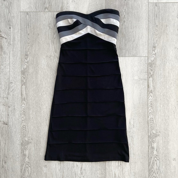 Le Chateau | Sweetheart Strapless Dress - Picture 1 of 7